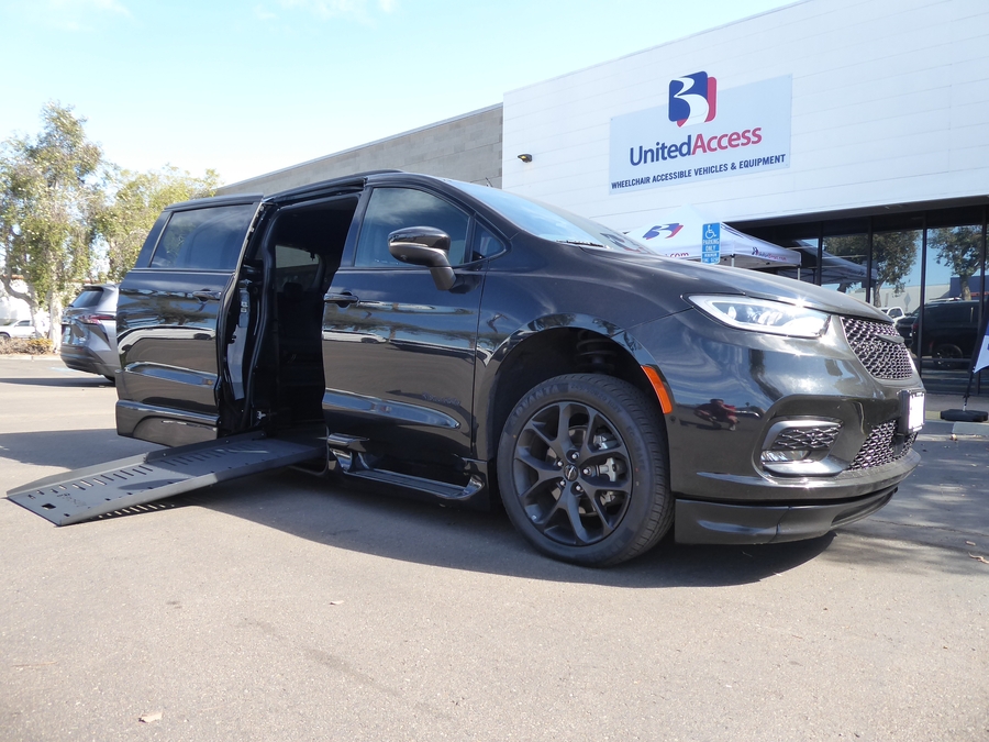 PRE OWNED 2023 Chrysler Pacifica Touring L