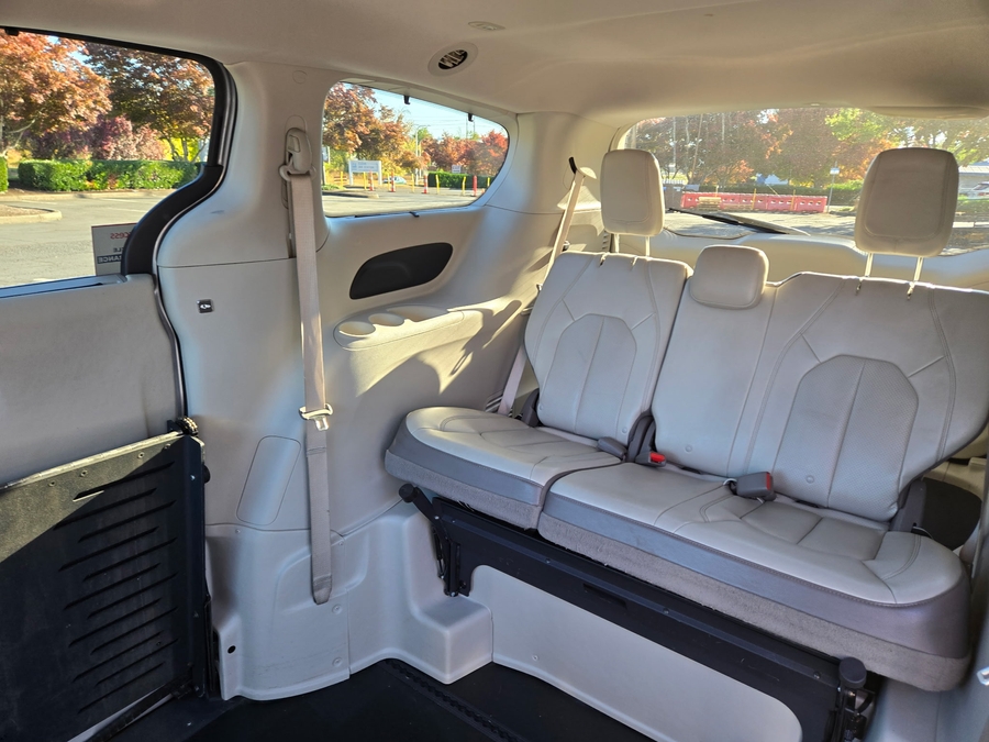 PRE OWNED 2019 Chrysler Pacifica Touring L