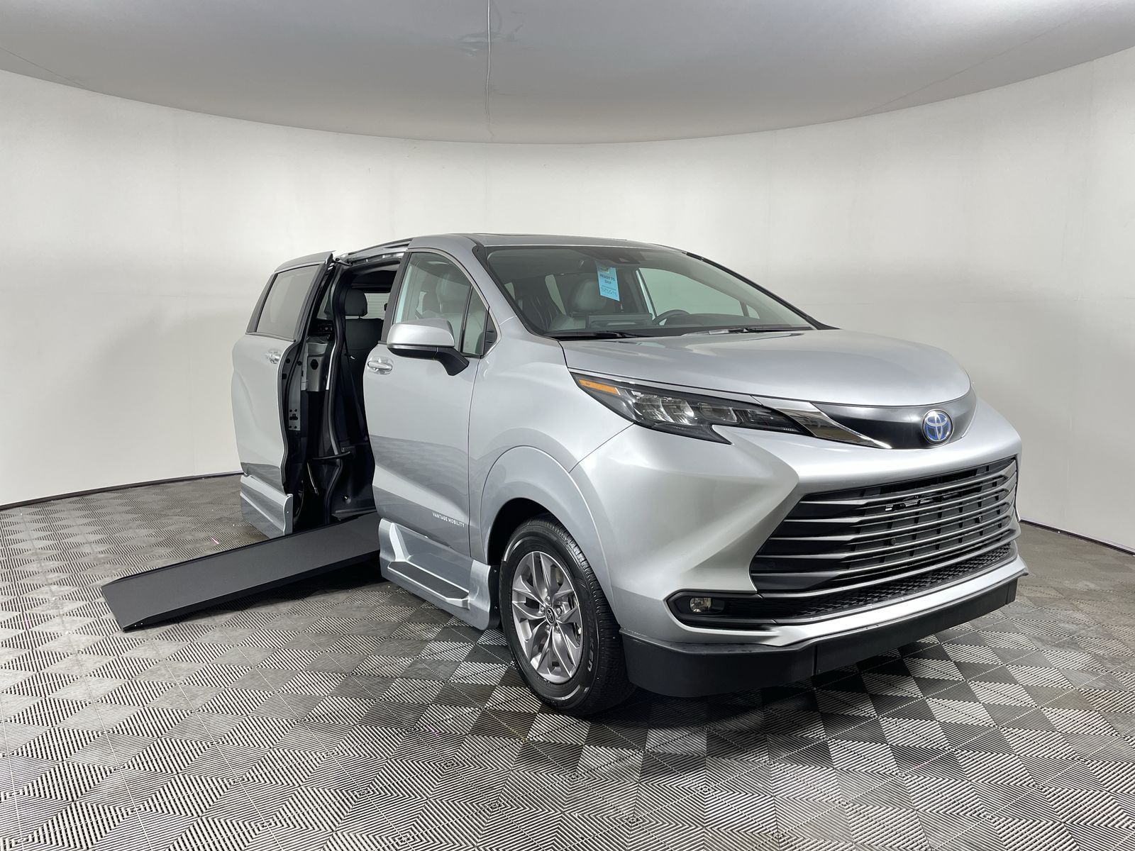 2025 Toyota Sienna XLE's photo