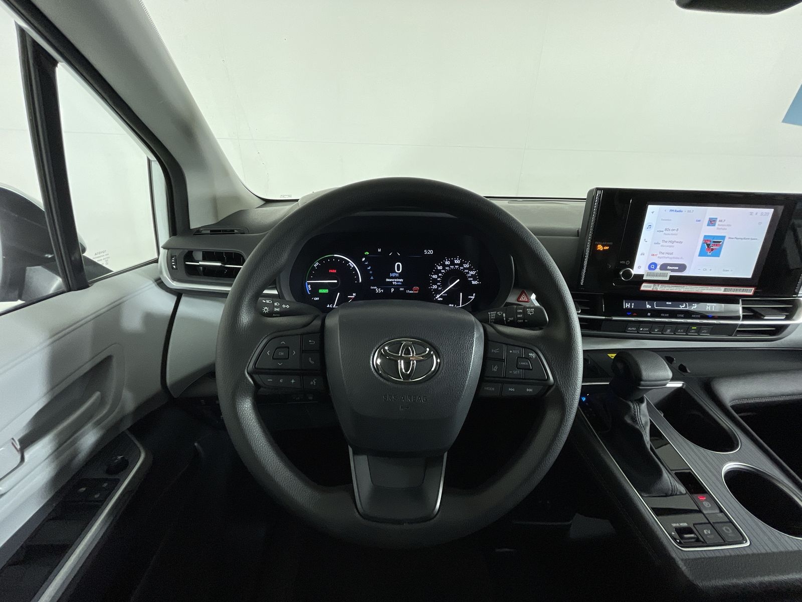2025 Toyota Sienna LE - Photo 11