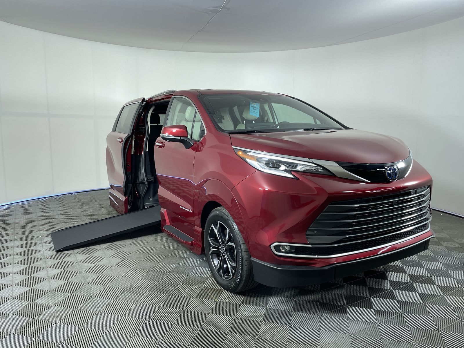 2025 Toyota Sienna Platinum's photo