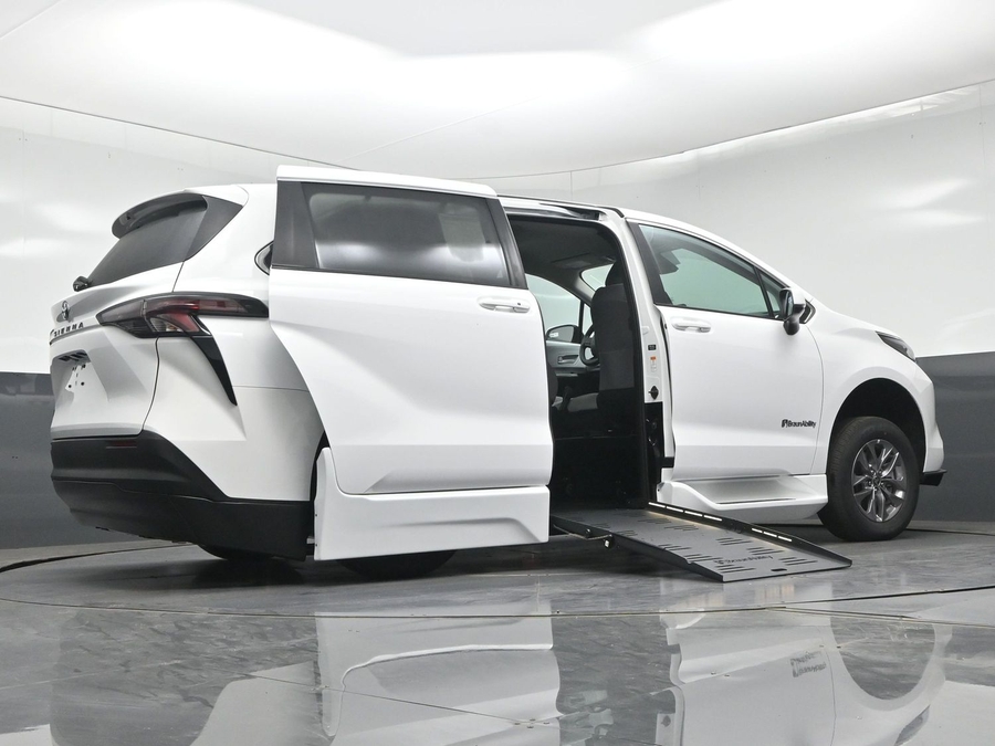 New 2026 Toyota Sienna LE