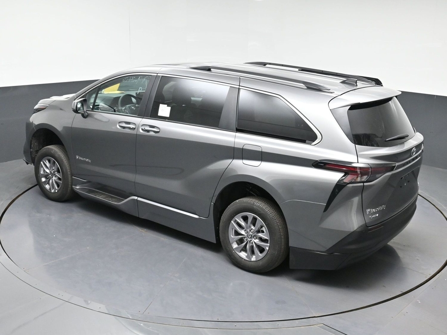 New 2026 Toyota Sienna XLE Base