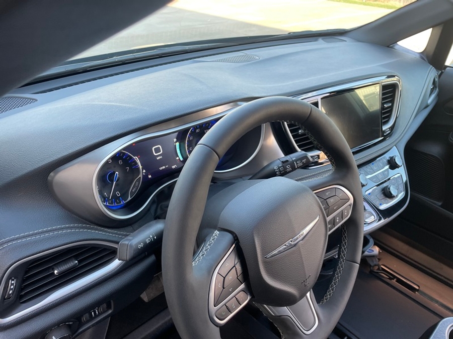 PRE OWNED 2025 Chrysler Pacifica Select