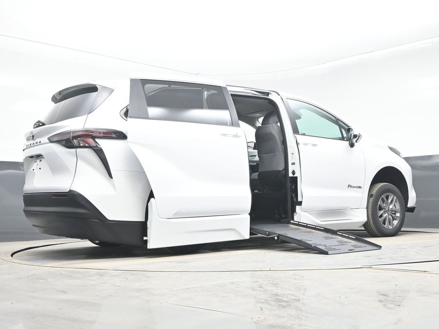 New 2026 Toyota Sienna LE