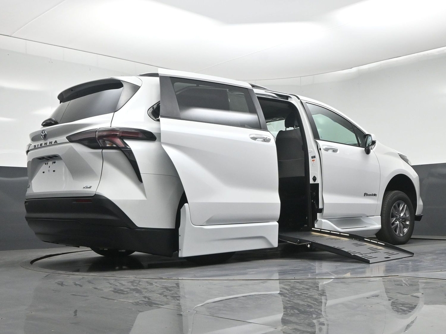 New 2026 Toyota Sienna XLE Base