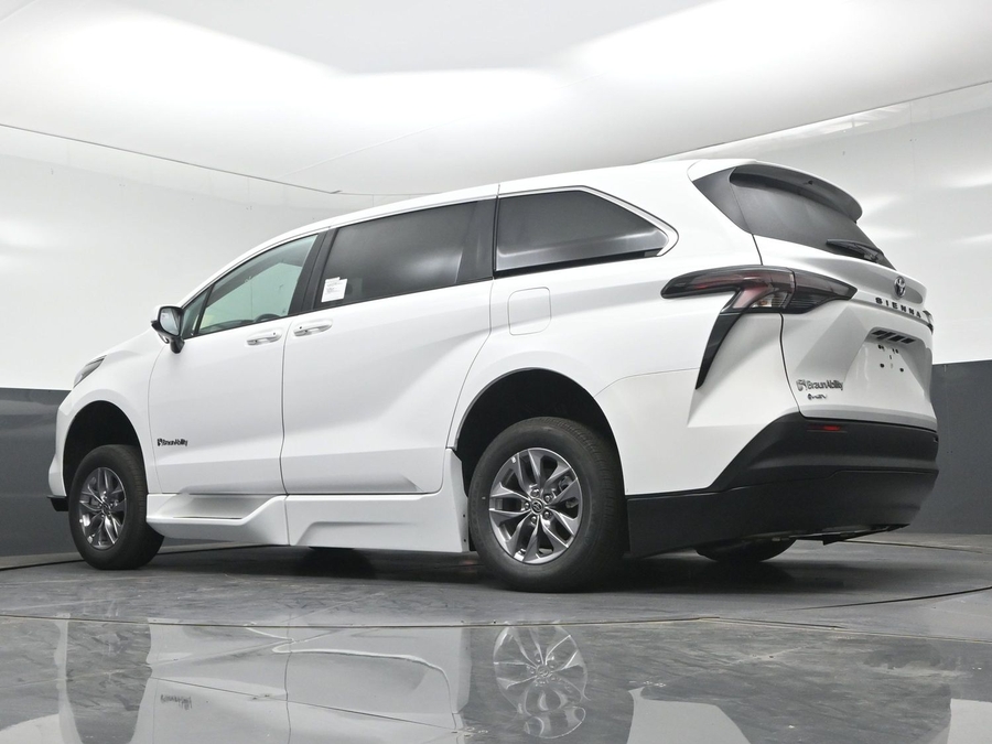 New 2026 Toyota Sienna LE