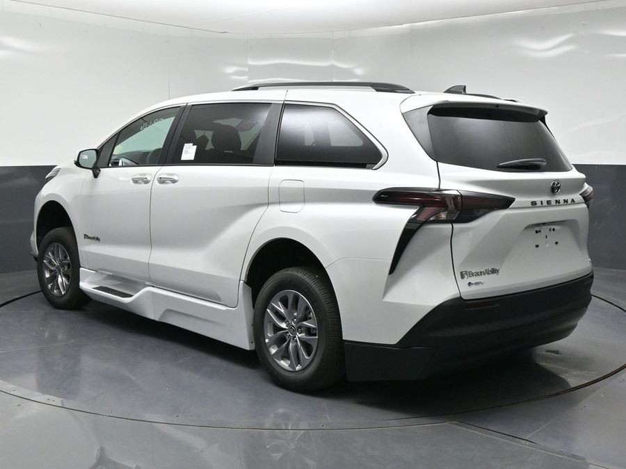 New 2026 Toyota Sienna XLE Base