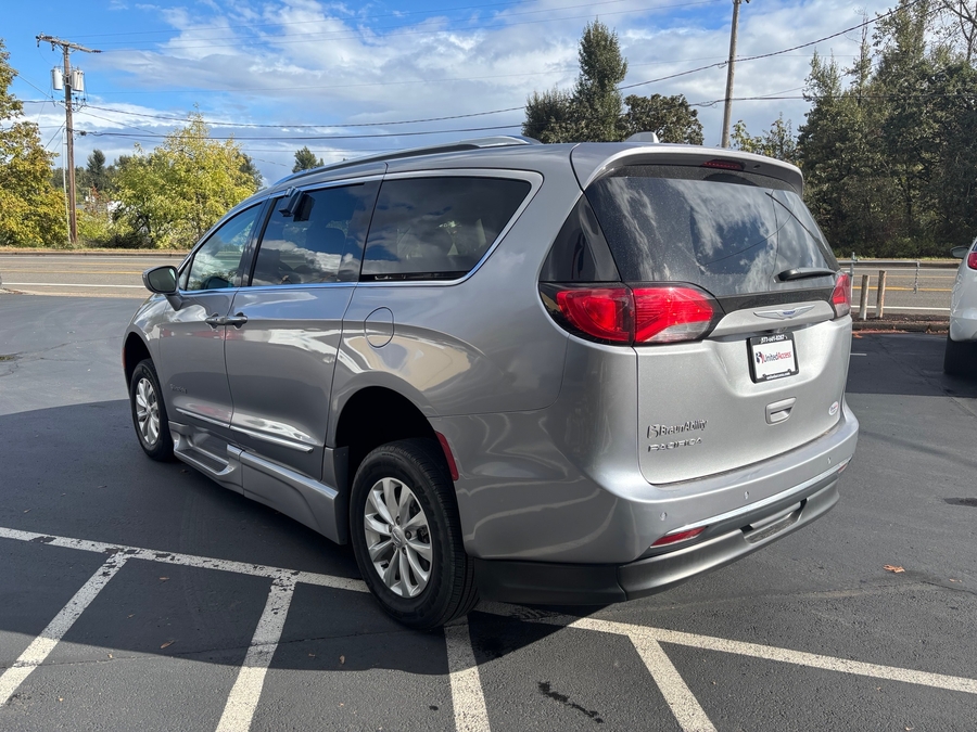 PRE OWNED 2018 Chrysler Pacifica Touring L