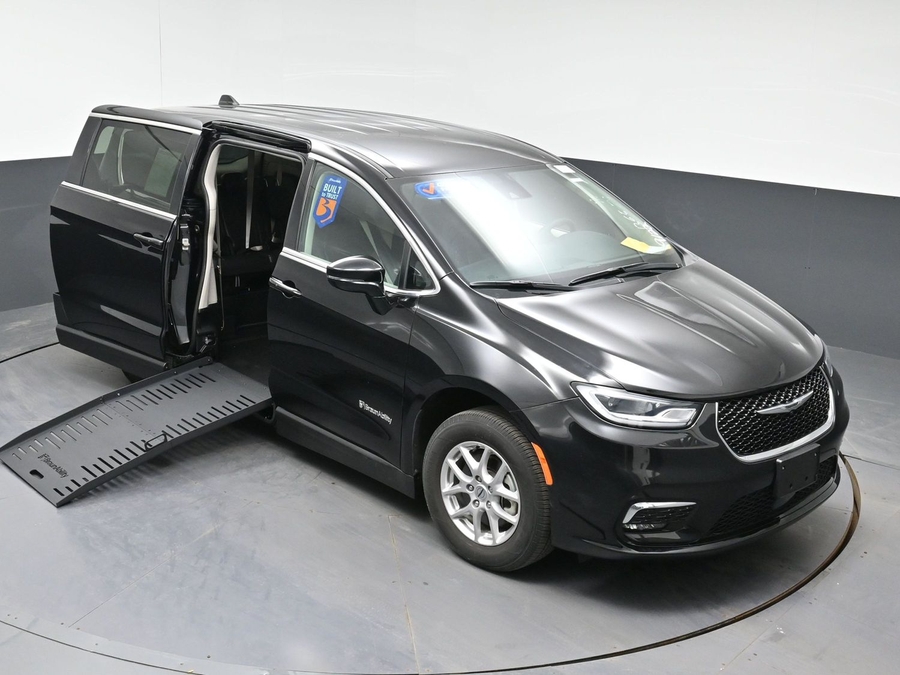 CERTIFIED PRE-OWNED 2024 Chrysler Pacifica Touring L