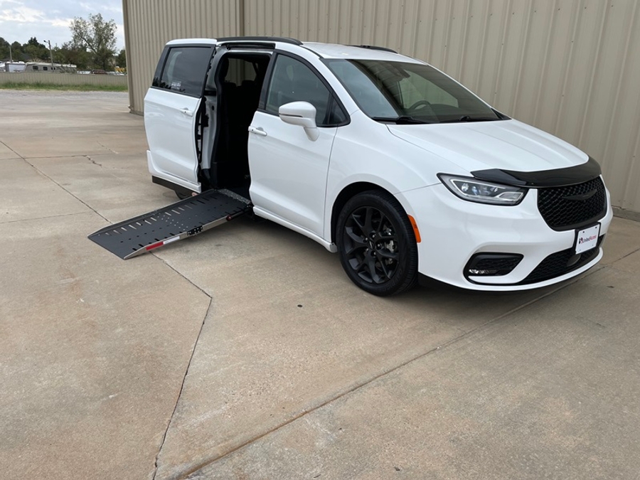 PRE OWNED 2022 Chrysler Pacifica Touring L