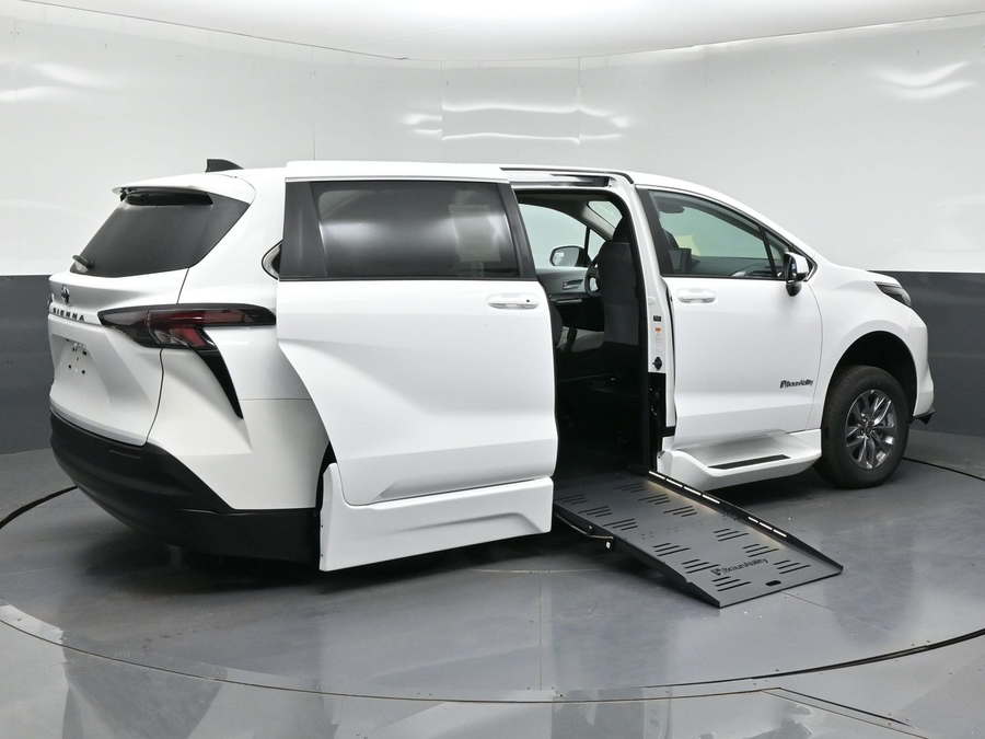 New 2026 Toyota Sienna LE