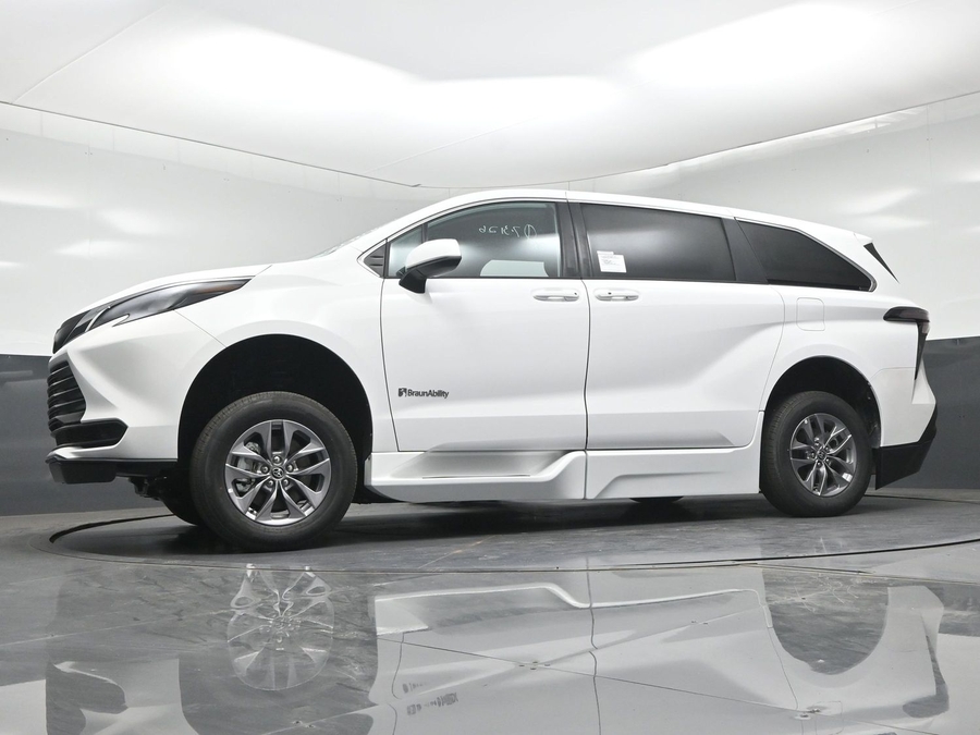 New 2026 Toyota Sienna LE