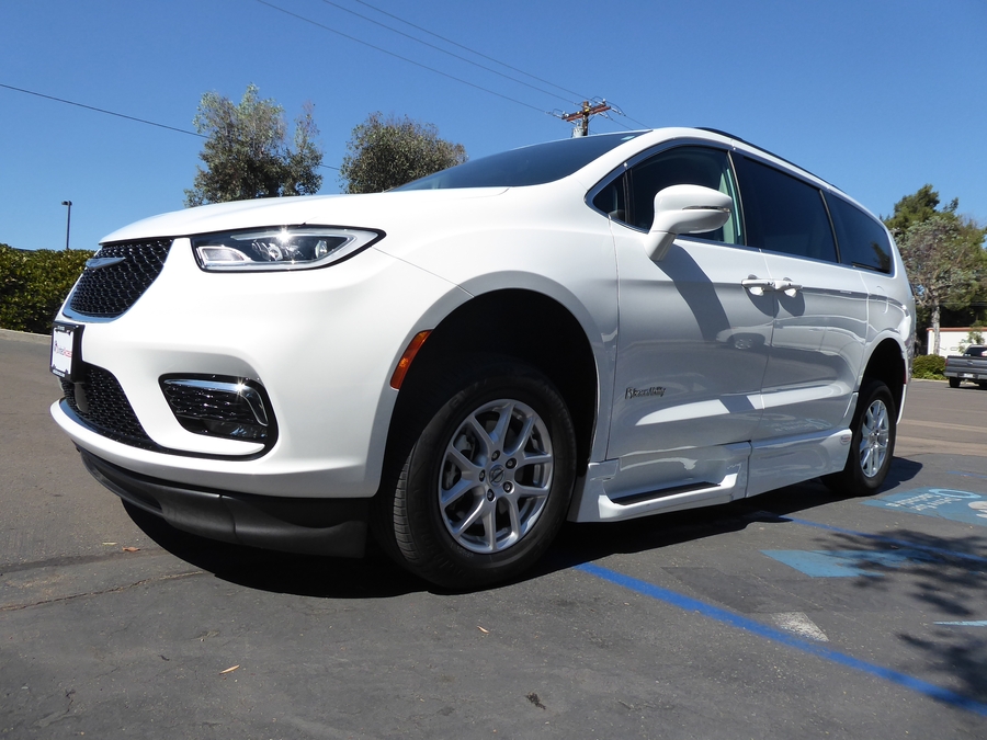 PRE OWNED 2022 Chrysler Pacifica Touring L