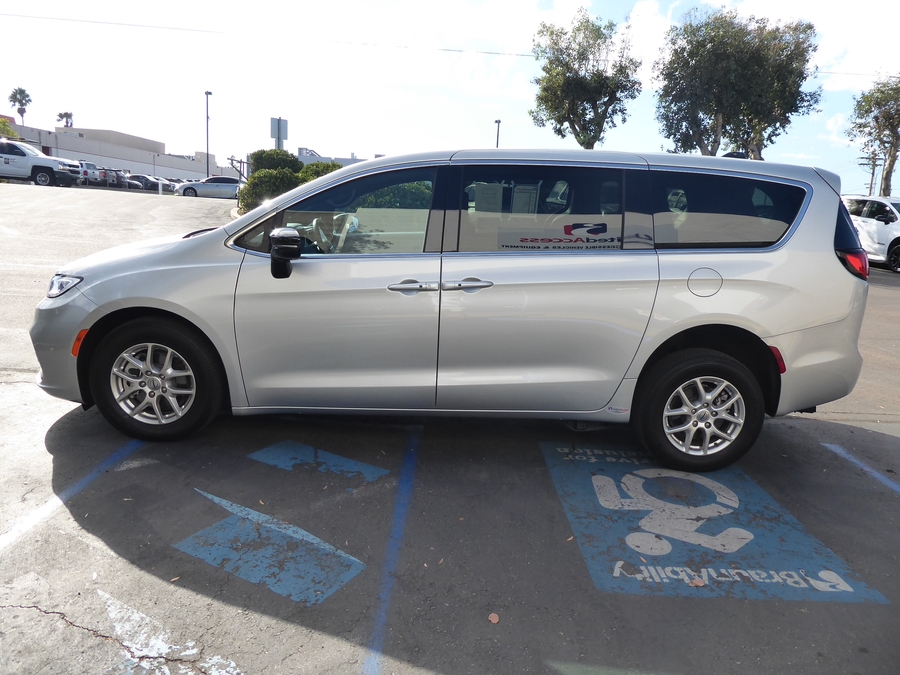 PRE OWNED 2024 Chrysler Pacifica Touring