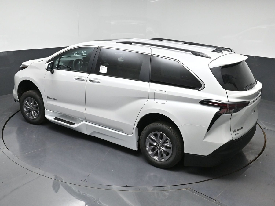 New 2026 Toyota Sienna XLE Base