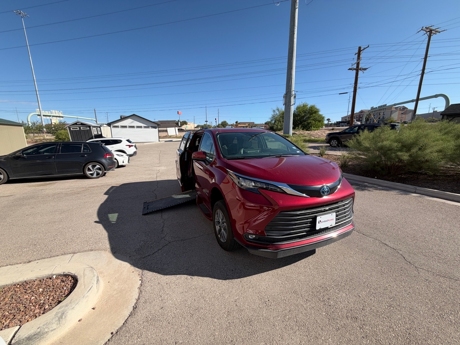 PRE OWNED 2025 Toyota Sienna XLE