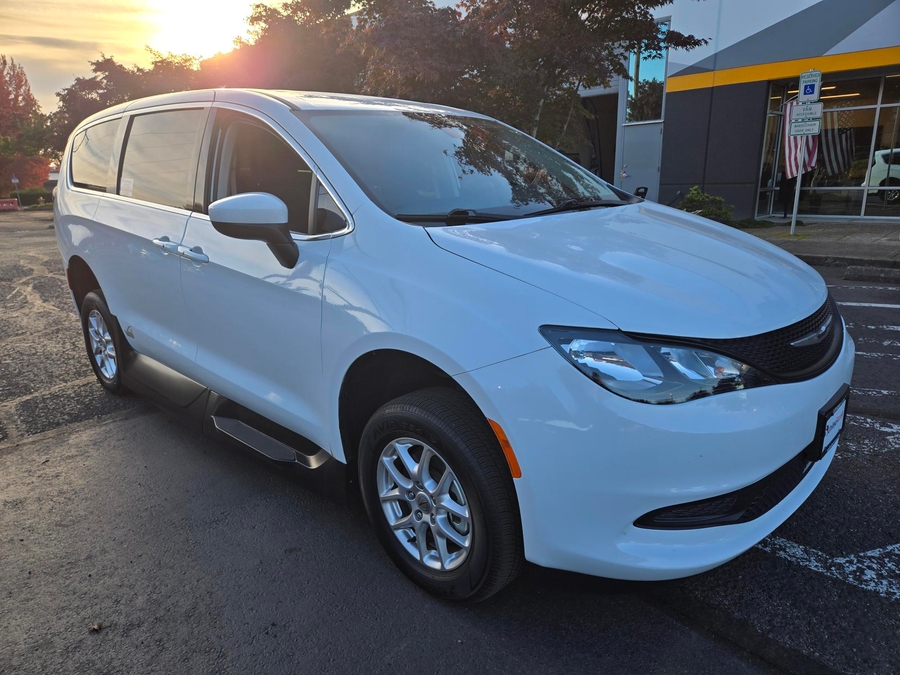 PRE OWNED 2022 Chrysler Voyager LX