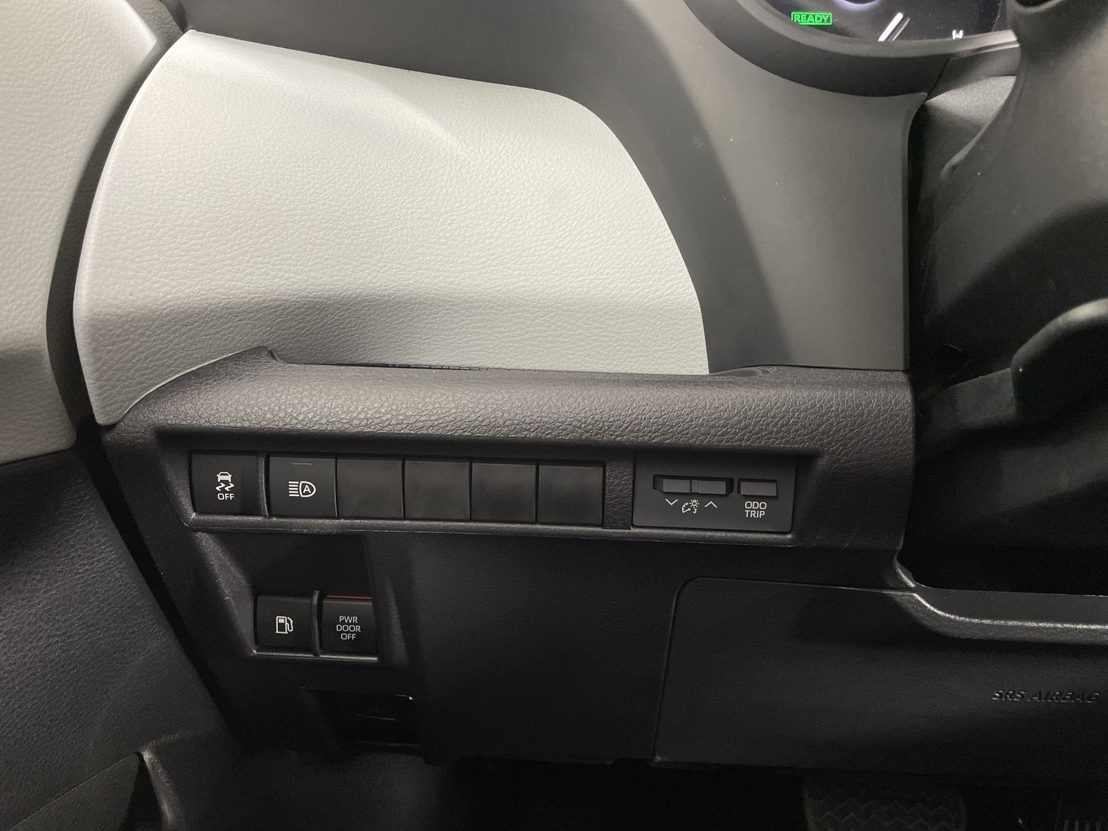 2025 Toyota Sienna LE - Photo 9