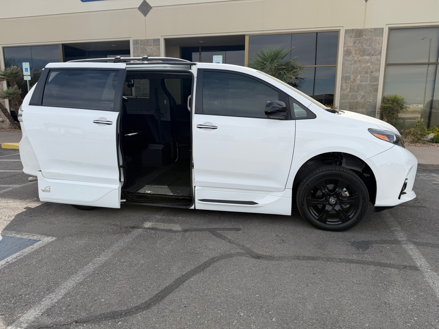 PRE OWNED 2020 Toyota Sienna SE Premium