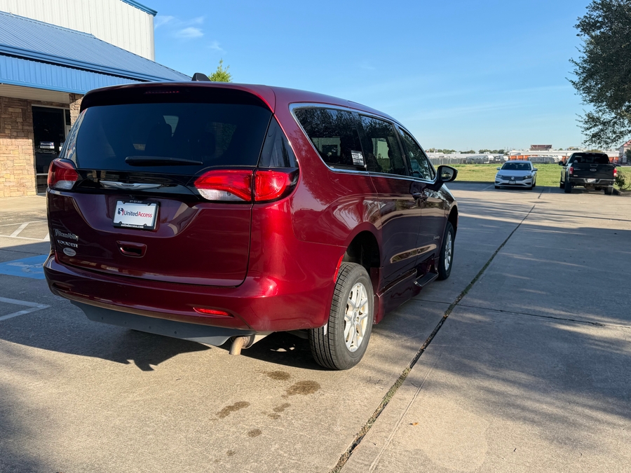 PRE OWNED 2023 Chrysler Voyager LX
