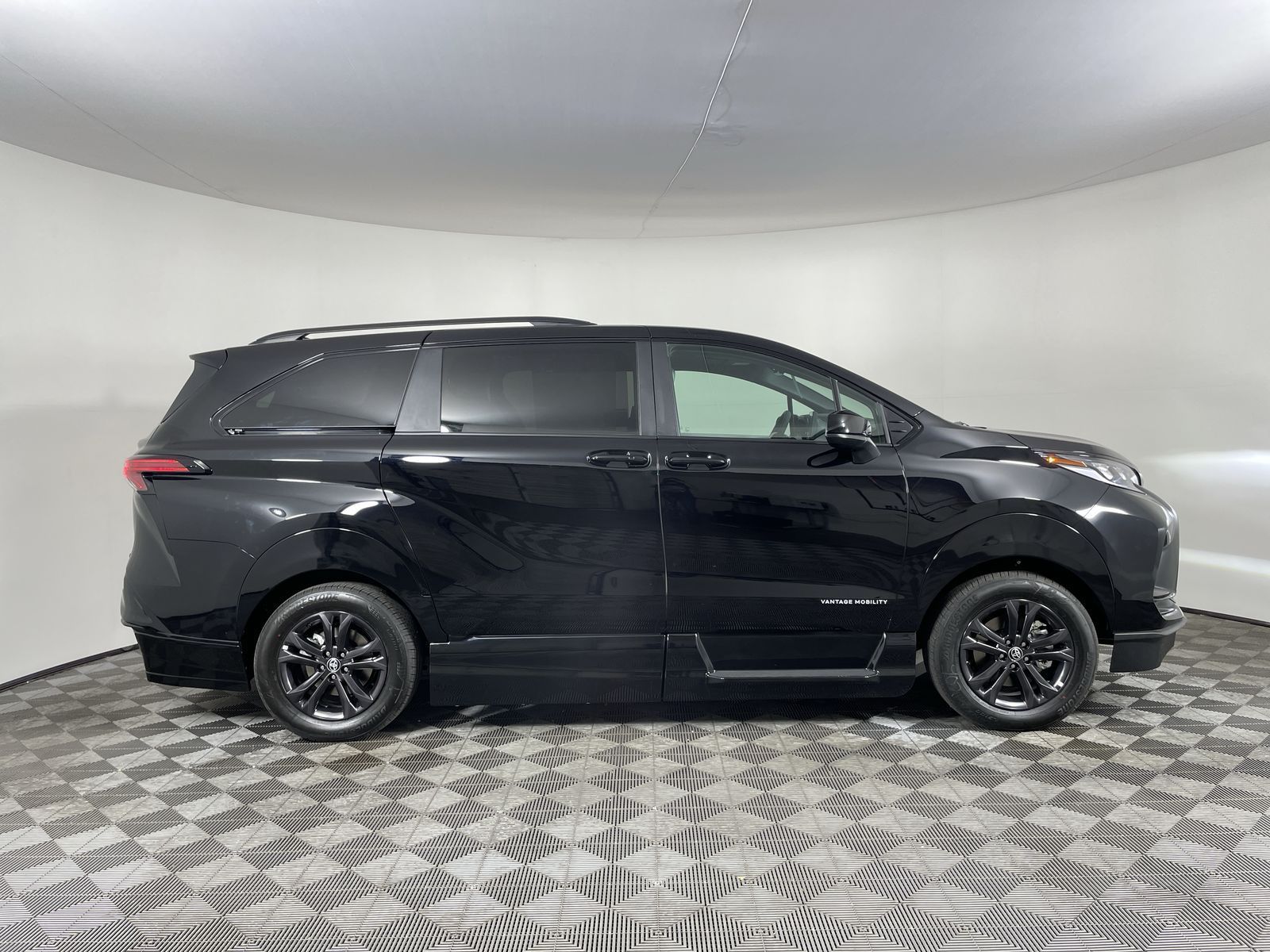 2025 Toyota Sienna XSE - Photo 25