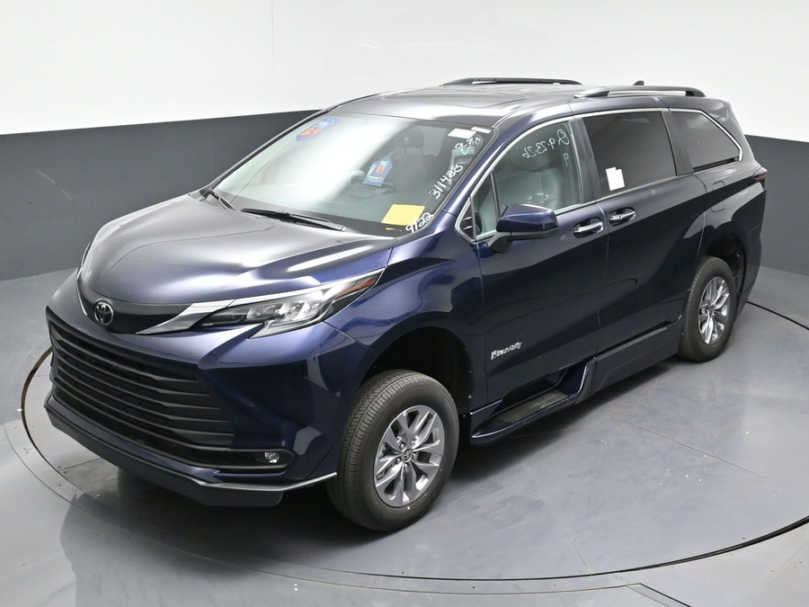 New 2026 Toyota Sienna XLE Base