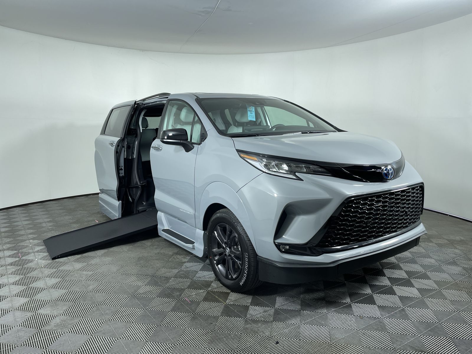 2025 Toyota Sienna XSE's photo