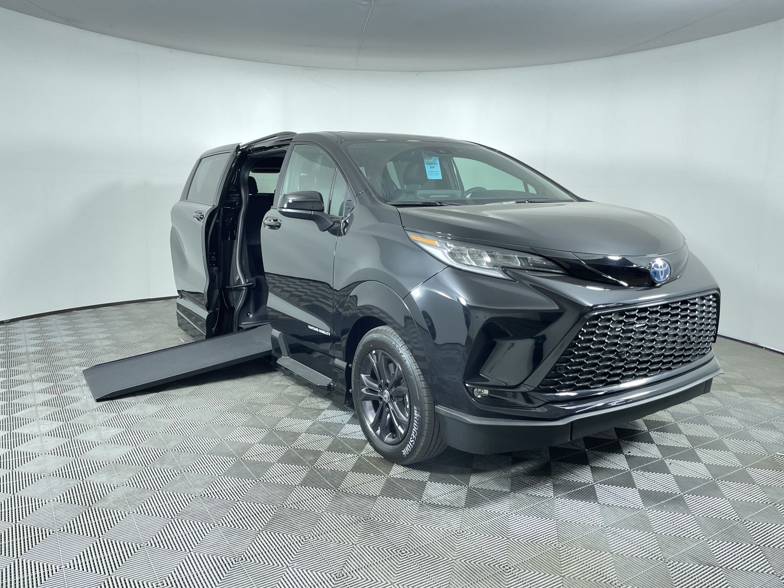 2025 Toyota Sienna XSE's photo