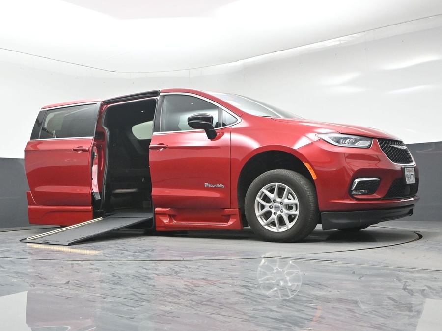 PRE OWNED 2025 Chrysler Pacifica Select
