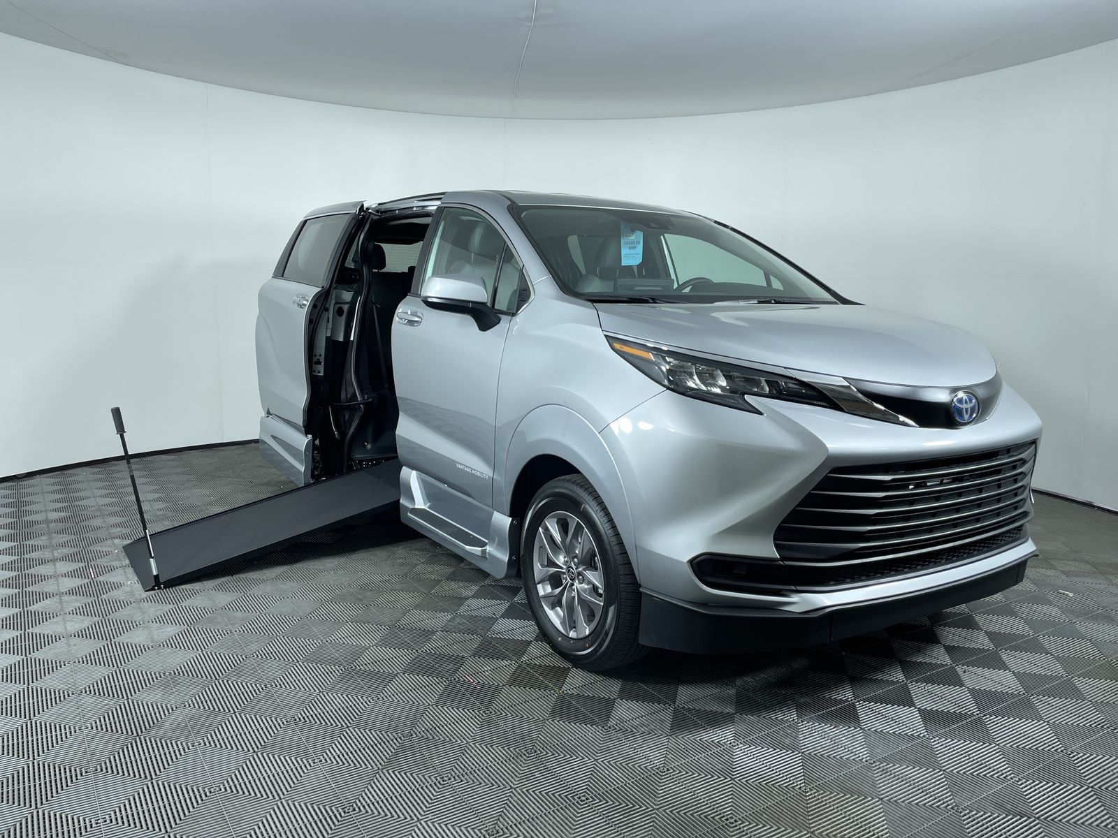 2025 Toyota Sienna LE