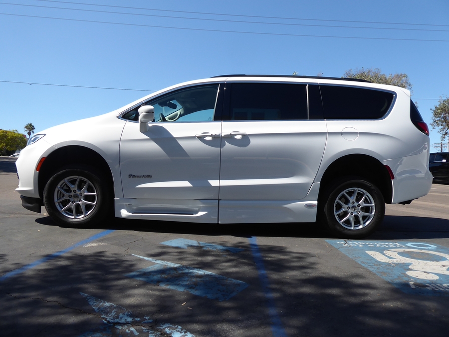 PRE OWNED 2022 Chrysler Pacifica Touring L