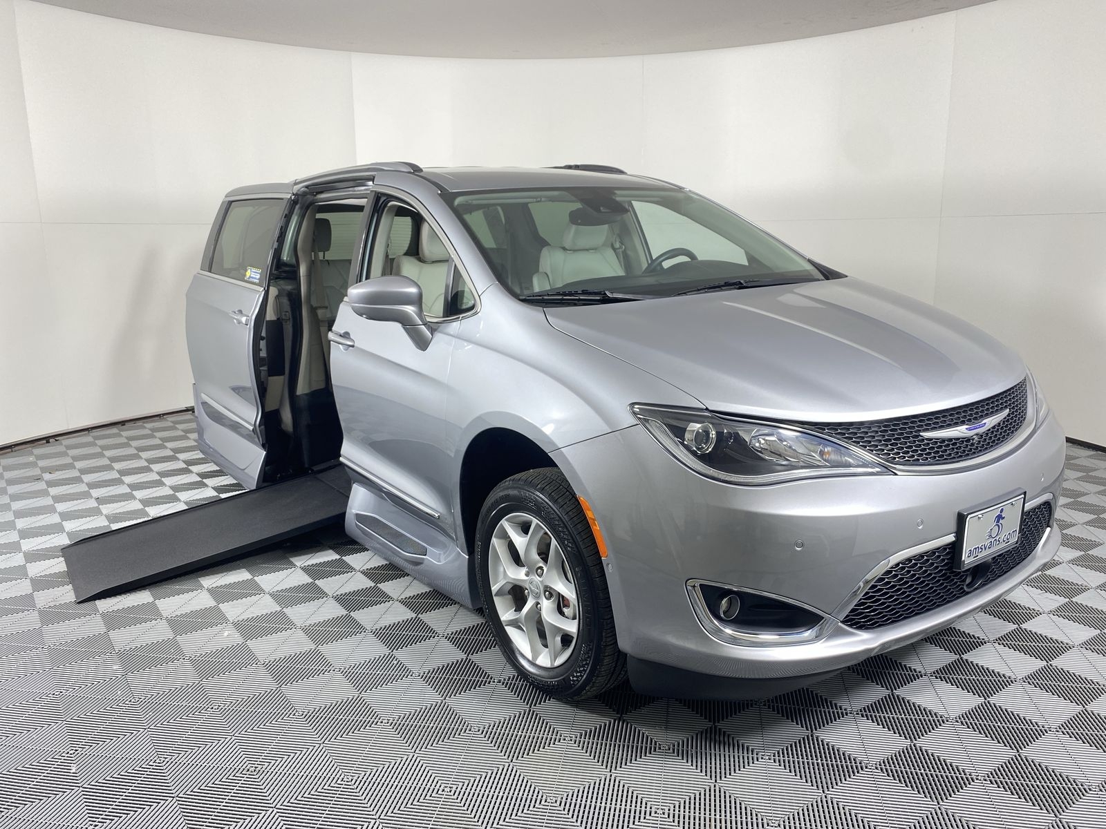 2019 Chrysler Pacifica Touring L's photo