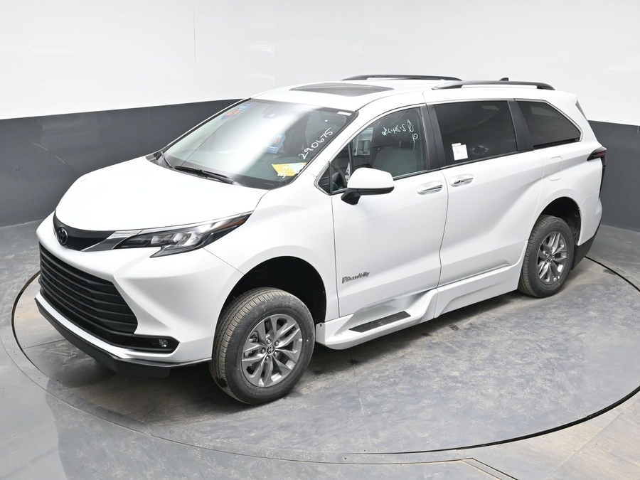 New 2026 Toyota Sienna XLE Base