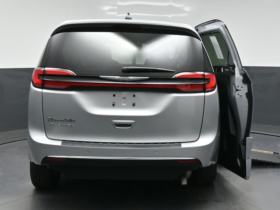 CERTIFIED PRE-OWNED 2024 Chrysler Pacifica Touring L