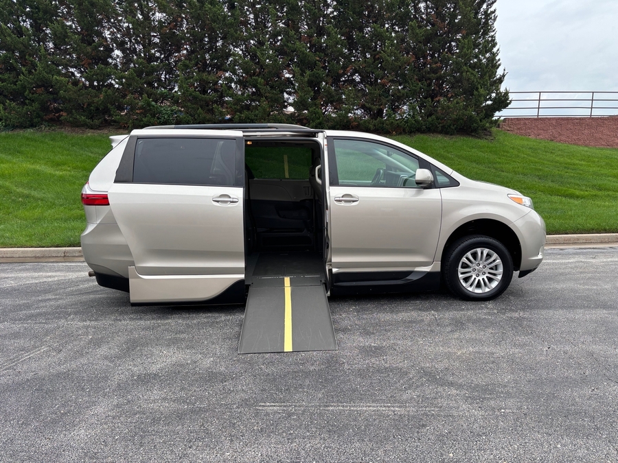 PRE OWNED 2016 Toyota Sienna XLE