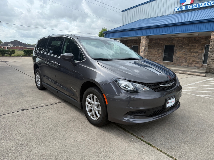 PRE OWNED 2023 Chrysler Voyager LX