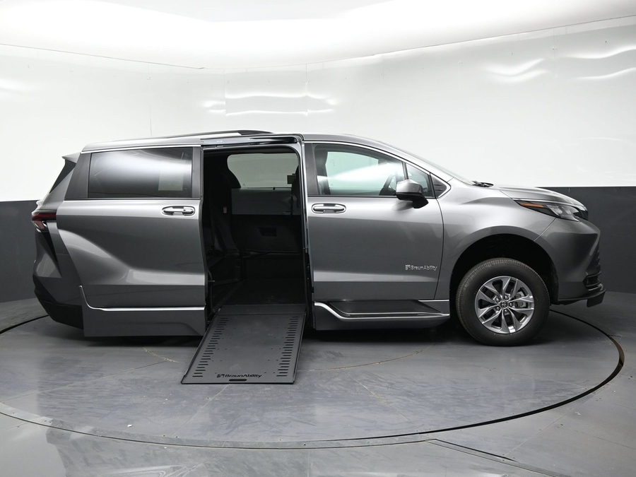 New 2026 Toyota Sienna XLE Base