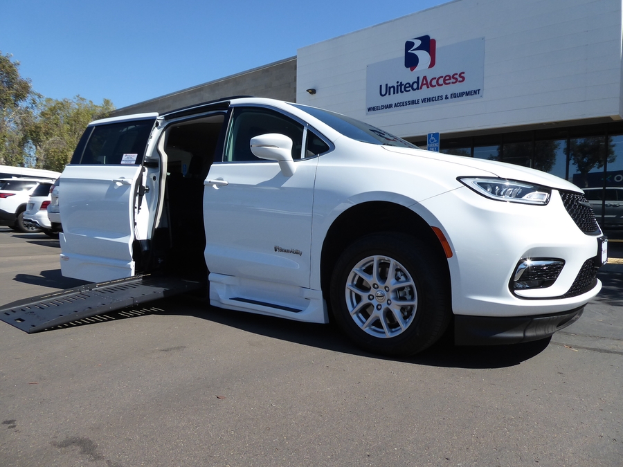 PRE OWNED 2022 Chrysler Pacifica Touring L
