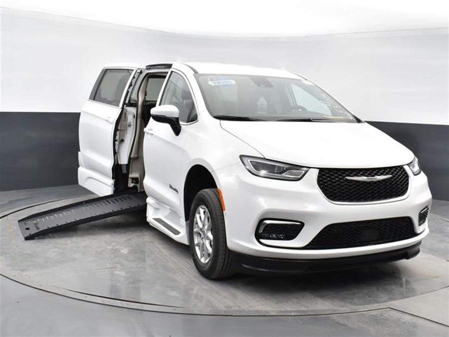 CERTIFIED PRE-OWNED 2024 Chrysler Pacifica Touring L
