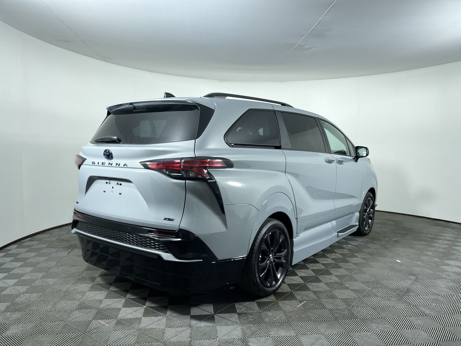 2025 Toyota Sienna XSE - Photo 26
