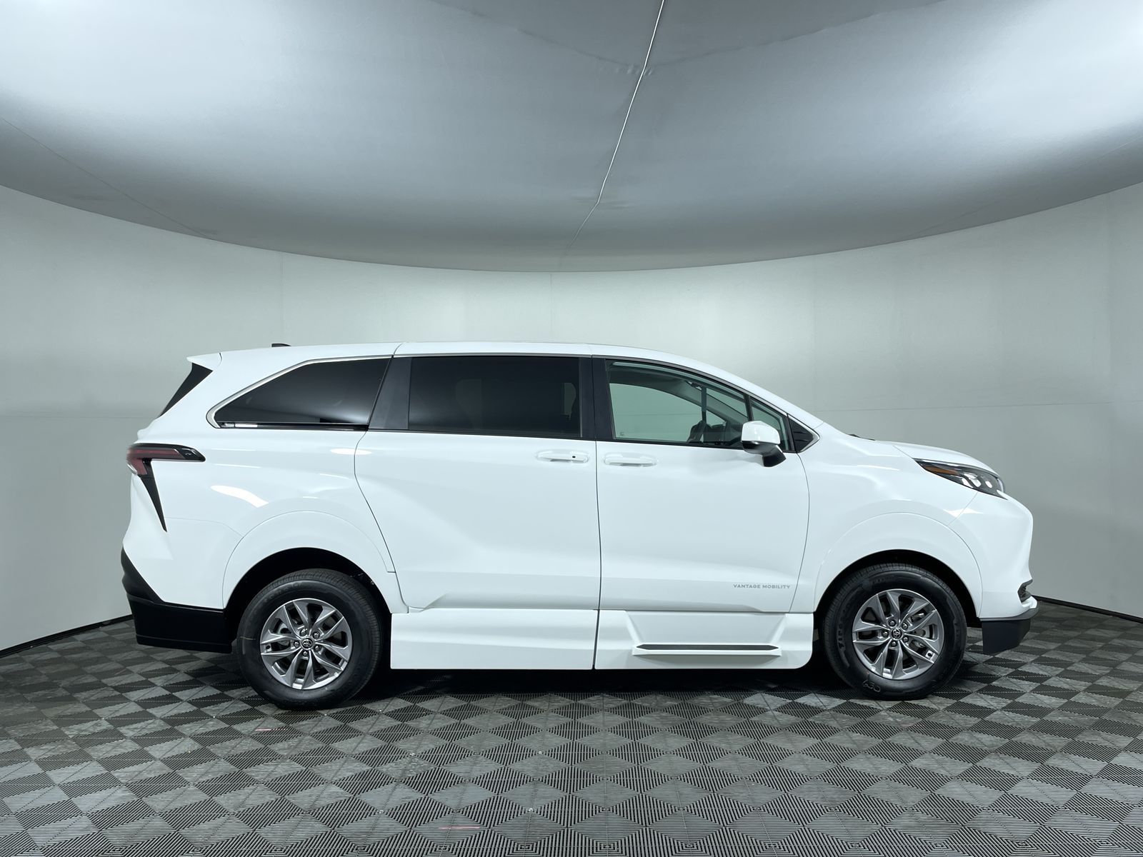 2025 Toyota Sienna LE - Photo 24