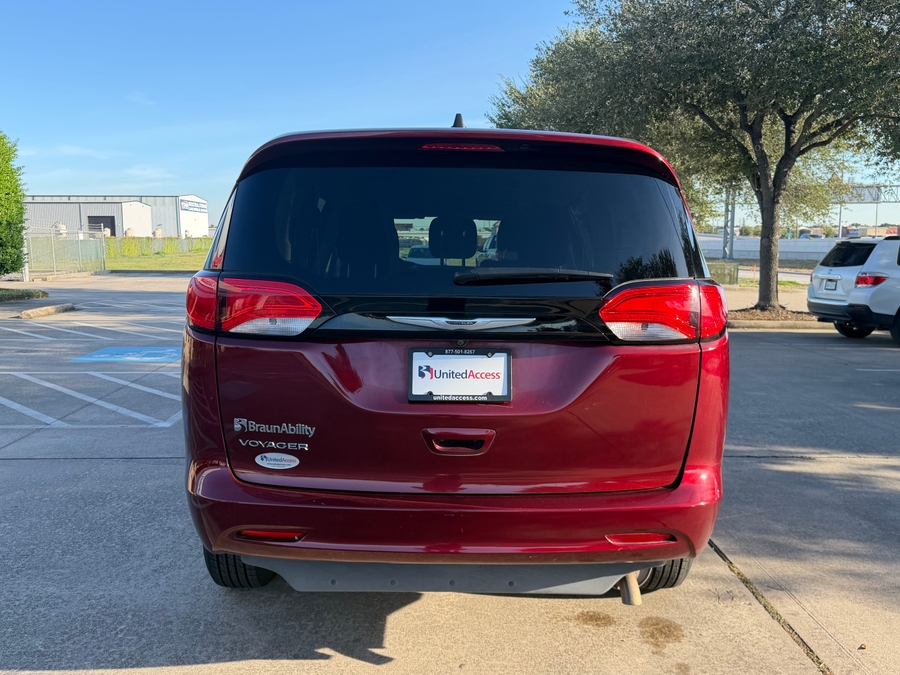 PRE OWNED 2023 Chrysler Voyager LX