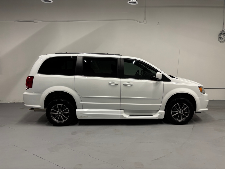 PRE OWNED 2017 Dodge Grand Caravan SXT