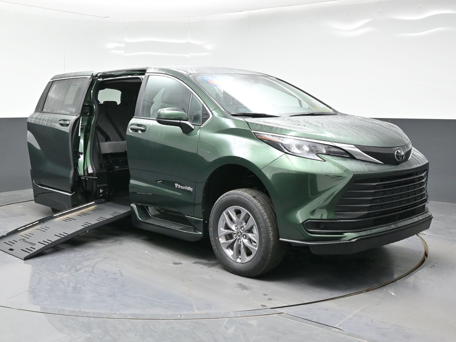 New 2026 Toyota Sienna LE