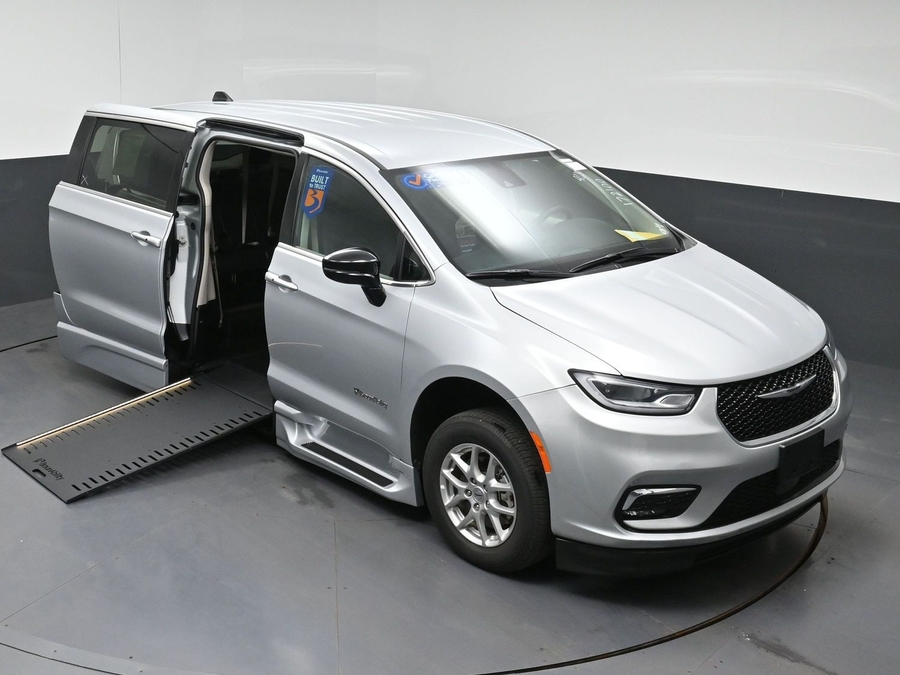 CERTIFIED PRE-OWNED 2024 Chrysler Pacifica Touring L