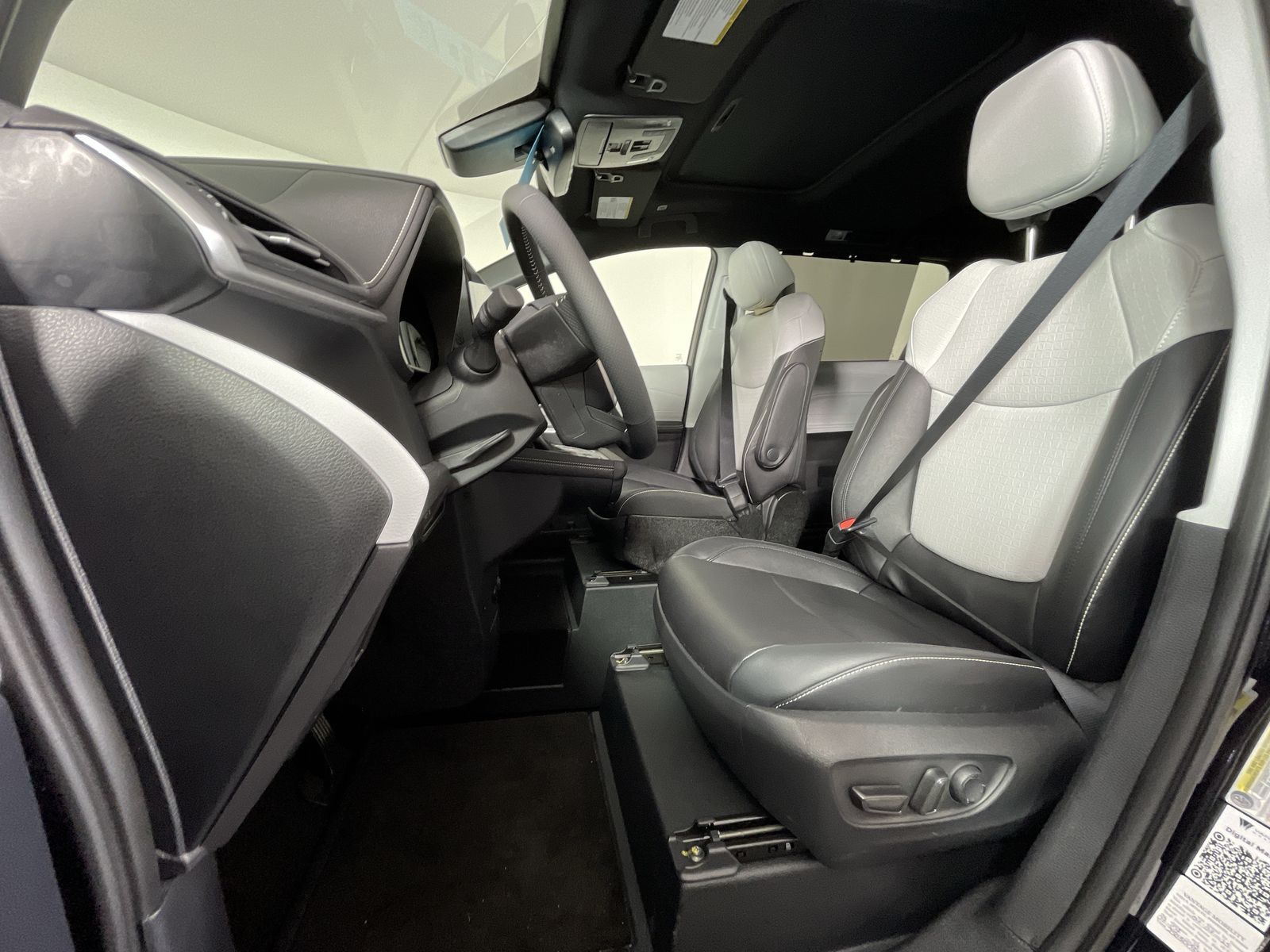 2025 Toyota Sienna XSE - Photo 10