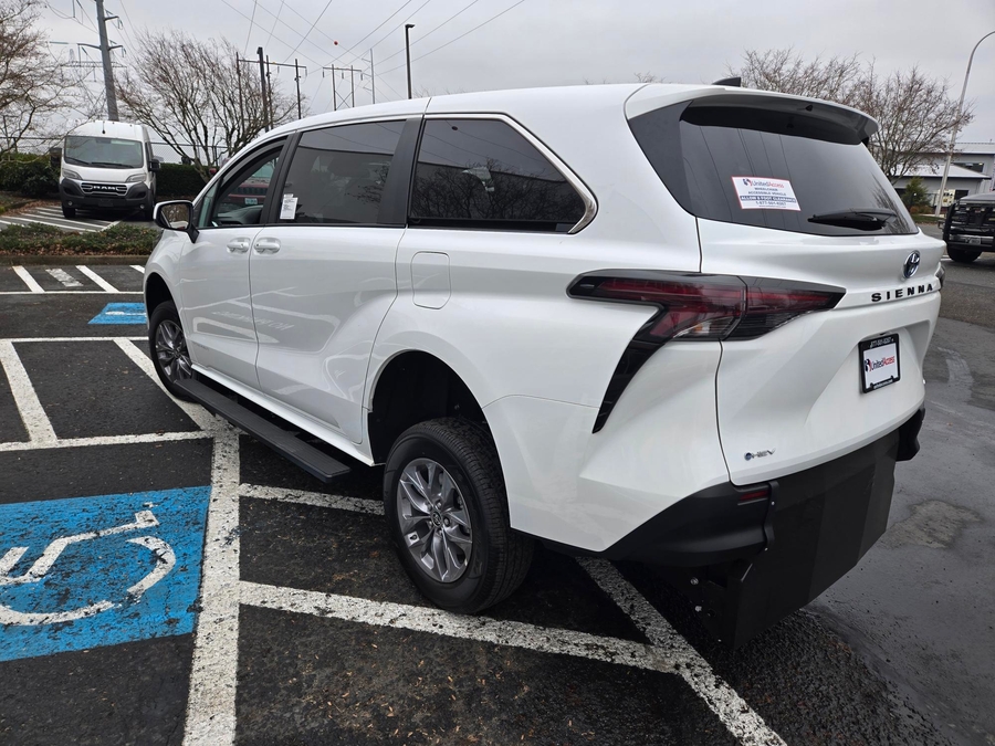 New 2026 Toyota Sienna LE