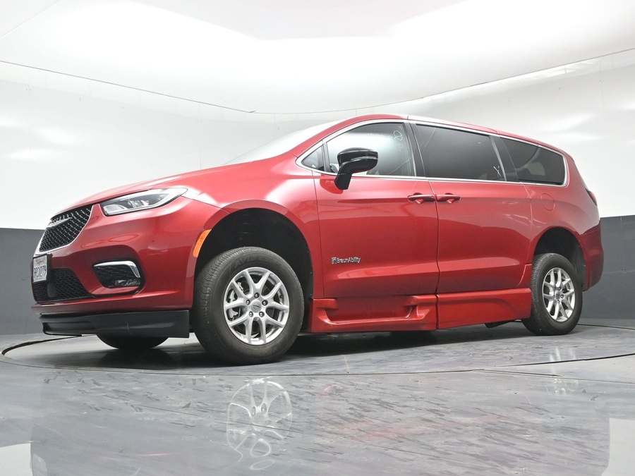 PRE OWNED 2025 Chrysler Pacifica Select