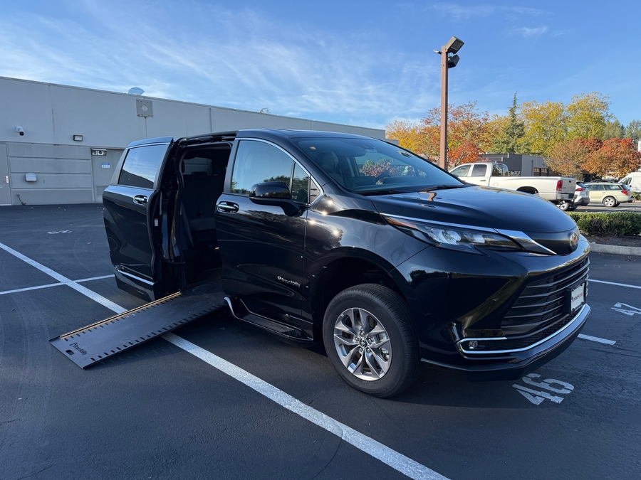 PRE OWNED 2024 Toyota Sienna XLE Base